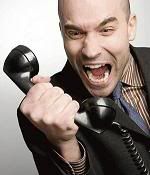 homem furioso telemarketing telefone
