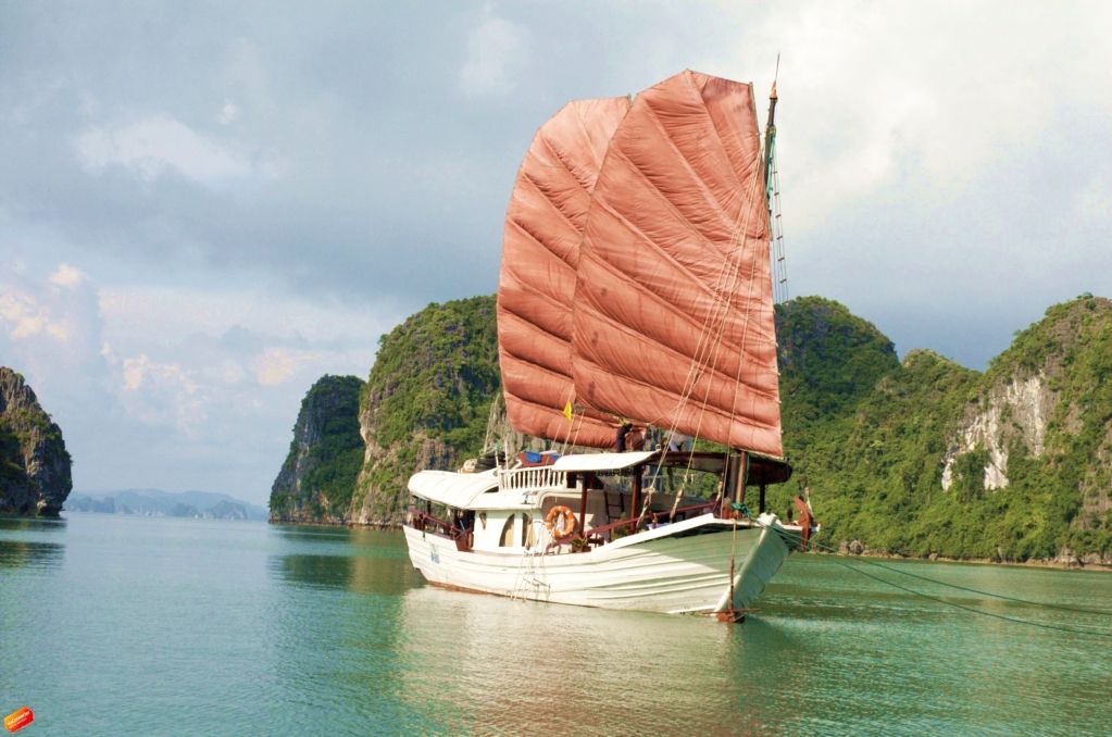 halong bay junk boat