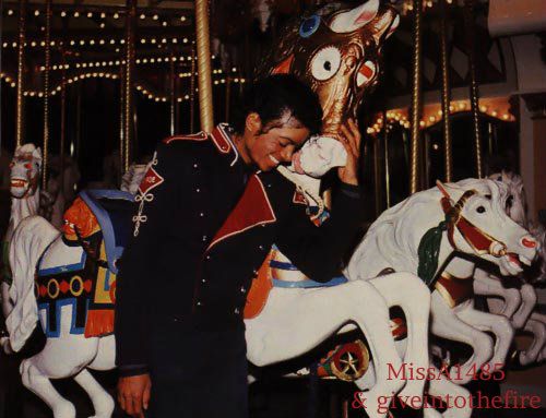 Michael-by-the-carousel-michael-jackson-23665441-500-3831.jpg