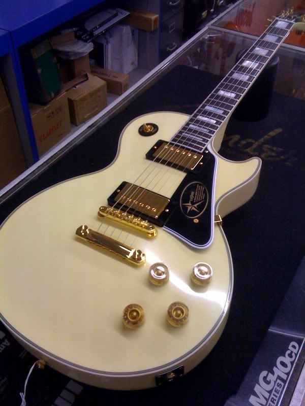 les paul gibson white guitar
